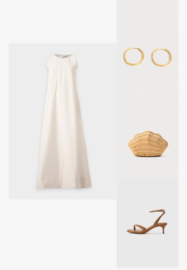 Longue robe blanche sans manches avec un col rond et une texture subtile, suspendue sur un fond gris clair.; Sandale en cuir marron avec lanières, talon bas en forme de petit escarpin et bride à la cheville avec une petite boucle, vue de côté sur un fond uni.; Sac à main en rotin tissé en forme de coquille Saint-Jacques de couleur brun clair naturel avec des bords arrondis et texturés.; Boucles d’oreilles créoles en or texturées avec une forme circulaire légèrement irrégulière sur un fond gris clair.