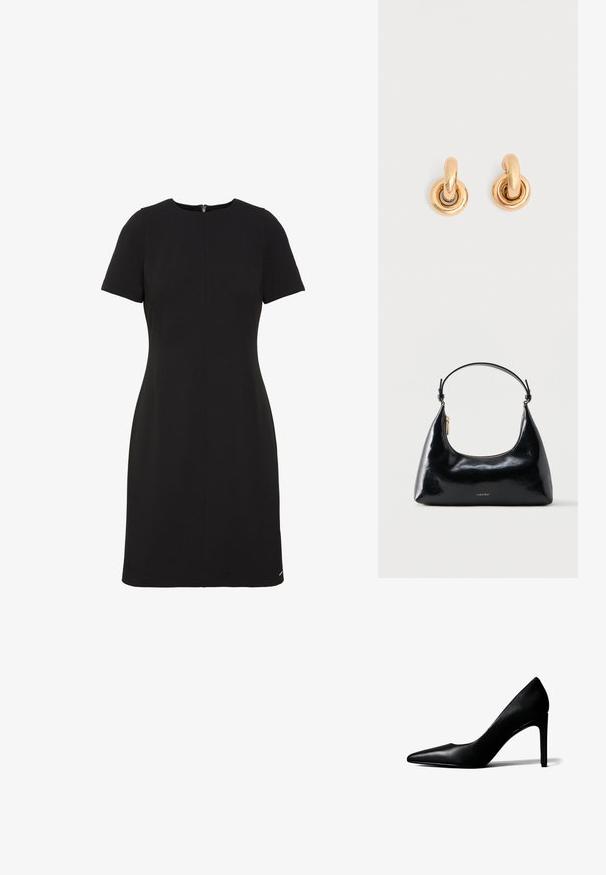 Robe noire courte à manches courtes, longueur genou, avec encolure ronde et taille ajustée, dotée d'une fermeture éclair au dos.; Chaussure à talon haut en cuir noir à bout pointu avec un talon aigu fin sur fond blanc.; Sac à main Calvin Klein noir brillant avec fermeture éclair dorée et anse courte sur fond blanc uni.; Paire de boucles d'oreilles créoles dorées et brillantes avec des maillons circulaires épais sur un fond gris clair uni.