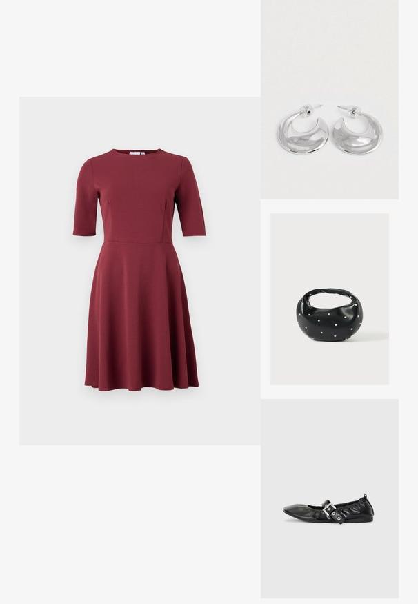 Burgunderfarbendes Kleid mit rundem Ausschnitt, kurzen Ärmeln, tailliertem Oberteil und ausgestelltem Rock. Hergestellt aus glattem Stoff ohne sichtbare Muster oder Verzierungen.; Schwarze Leder-Ballerinas mit spitzem Zehenbereich, gerafften Details am Schaft und einem silbernen Schnallenakzent am verstellbaren Riemen.; Schwarze Lederhandtasche mit abgerundeter Form, verziert mit silbernen Nietenakzenten und kurzem Griff. Glatte Struktur und Reißverschlussverschluss.; Ein Paar polierte silberne, halbmondförmige Creolen mit klaren Kunststoffrückseiten auf einer weißen Oberfläche.