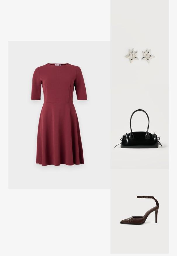 Vestido burdeos con escote redondo, mangas cortas, corsé ajustado y falda acampanada. Hecho de una tela suave sin patrones o adornos visibles.; Zapato de tacón alto de cuero marrón con punta puntiaguda, tres pequeñas hebillas plateadas en la parte delantera y una correa ajustable en el tobillo con hebilla.; Pequeño bolso negro brillante con dos asas largas y detalles de cordón lateral sobre un fondo claro liso.; Pendientes de aro plateados en forma de estrella con un acabado liso y pulido sobre un fondo blanco liso.