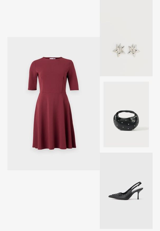 Burgunderfarbendes Kleid mit rundem Ausschnitt, kurzen Ärmeln, tailliertem Oberteil und ausgestelltem Rock. Hergestellt aus glattem Stoff ohne sichtbare Muster oder Verzierungen.; Schwarzer Leder-Slingback-Stiletto mit spitzem Zehenaufsatz, seitlichem Schnallenriemen, Nieten entlang der Kante und dekorativer Schnürung vorne.; Schwarze Lederhandtasche mit abgerundeter Form, verziert mit silbernen Nietenakzenten und kurzem Griff. Glatte Struktur und Reißverschlussverschluss.; Silberne, sternförmige Creolen mit einer glatten, polierten Oberfläche auf weißem, schlichtem Hintergrund.