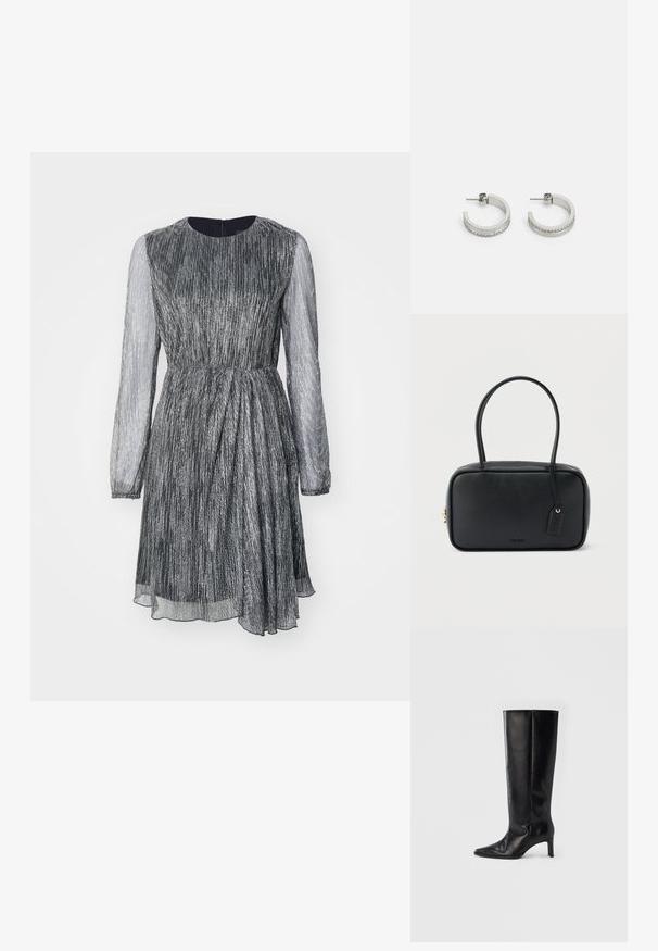 Vestido de manga corta con cintura ajustada, diseño plisado, tela metálica plateada y mangas largas transparentes, con escote redondo y cremallera en la parte posterior.; Botas negras hasta la rodilla hechas de cuero suave, con punta puntiaguda y tacón delgado, con caña ajustada y diseño minimalista.; Bolso rectangular negro con asas dobles redondeadas, cremallera dorada y logo "HUGO" en relieve en el frente con etiqueta de cuero adjunta.; Pendientes de aro plateados con una superficie lisa y una fila de pequeñas piedras transparentes a lo largo del borde inferior, con cierre de perno.