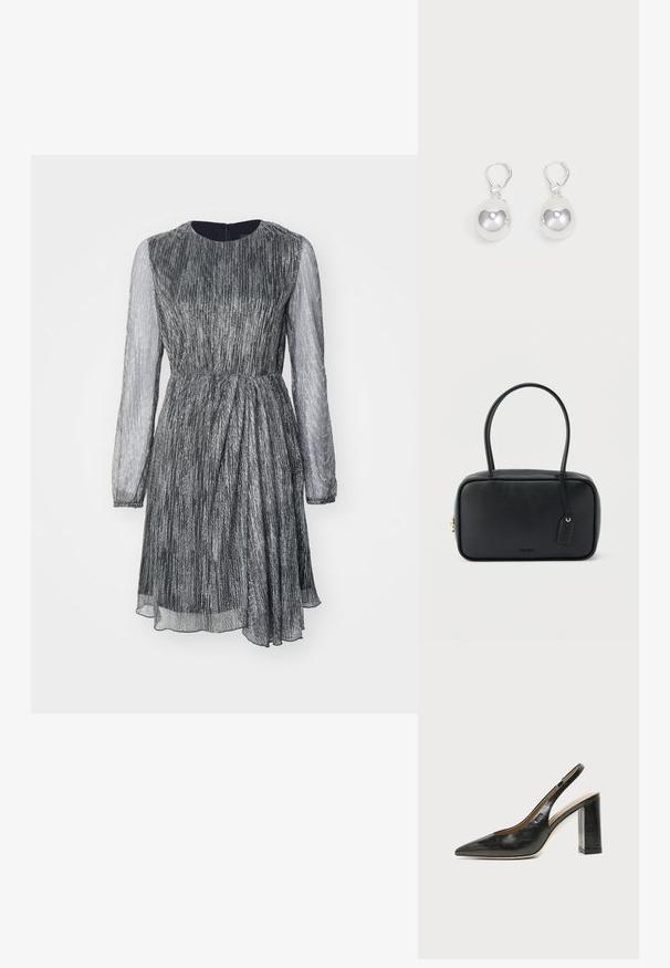 Vestido de manga corta con cintura ajustada, diseño plisado, tela metálica plateada y mangas largas transparentes, con escote redondo y cremallera en la parte posterior.; Zapato slingback negro de cuero con punta afilada, tacón cuadrado y un pequeño logo en el lateral, sobre un fondo blanco liso.; Bolso rectangular negro con asas dobles redondeadas, cremallera dorada y logo "HUGO" en relieve en el frente con etiqueta de cuero adjunta.; Pendientes de plata en forma de gota con superficies redondas y reflectantes colgando de cierres de palanca. El fondo es blanco liso.