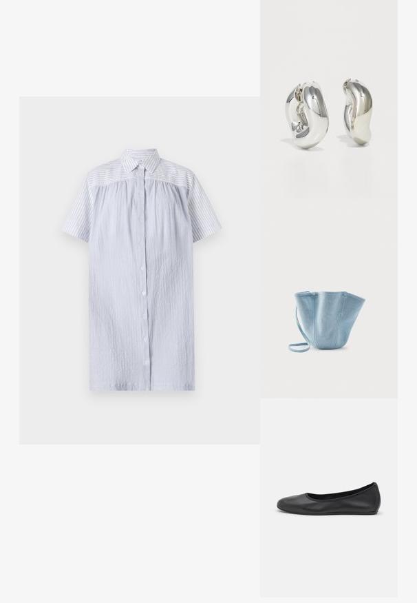 PS Paul Smith WOMENS DRESS - Skjortekjole - blue; Sort læderballetsko med rund tå, glat tekstur, minimal syning og et fleksibelt såldesign.; Lyseblå stofhåndtaske med lang strop, bred åbning øverst og stikninger i lodrette sømme, sat mod en ensfarvet hvid baggrund.; Sølvskulpturelle øreringe med glatte, buede former og reflekterende overflader. Har et lukket hoop-design og en markant organisk form.