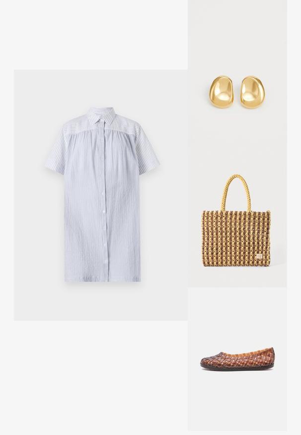 PS Paul Smith WOMENS DRESS - Skjortekjole - blue; Brun flad sko med vævede plastremme og sort sål vist fra siden på hvid baggrund.; Vævet taske i brun og gul, med en rektangulær form, to håndtag, og en tekstureret overflade med synlige sting og et mærke.; Guldfarvede stud øreringe med en glat, rund form og en reflekterende overflade, der fremhæver et minimalistisk design uden synlige mønstre.