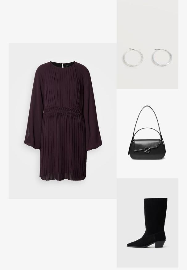 Robe de couleur prune avec de longues manches plissées, un corsage ajusté et une taille smockée. Elle dispose d'un col rond et d'une ouverture en forme de clé au dos.; Bottine en daim noir avec un bout pointu, tige de hauteur moyenne et un talon épais. Présente des coutures minimales et une texture lisse.; Sac à bandoulière en cuir noir avec un rabat incurvé fermé par un fermoir métallique rond et une sangle fine et ajustable.; Boucles d’oreilles créoles en métal argenté avec une surface lisse légèrement incurvée et des fermoirs à clapet sur un fond blanc uni.