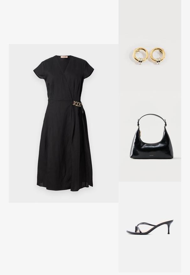 Schwarzes Wickelkleid mit kurzen Ärmeln, das mit einer goldenen Schnalle an der Taille versehen ist, aus leichtem Stoff mit einer glatten Textur.; Schwarze Peeptoe-Sandale aus Lackleder mit dünnen, gekreuzten Riemen und einem schlanken, mittelhohen Stilettoabsatz vor weißem Hintergrund.; Schwarze, glänzende Calvin Klein Handtasche mit goldfarbenem Reißverschluss und kurzem Trageriemen vor schlichtem weißem Hintergrund.; Goldene runde Ohrringe mit jeweils zwei kleinen silbernen Ringen, die dezent gravierte Markennamen zeigen, vor weißem Hintergrund platziert.