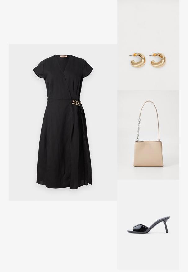 Schwarzes Wickelkleid mit kurzen Ärmeln, das mit einer goldenen Schnalle an der Taille versehen ist, aus leichtem Stoff mit einer glatten Textur.; Schwarze Sandalen mit Absatz aus Lackleder, offenem Zehenbereich, mit geschwungenem Obermaterial und spitz zulaufendem Stilettoabsatz. Glatte, glänzende Oberfläche.; Beige Lederhandtasche mit glatter Textur, ausgestattet mit einem silbernen Kettenakzent am Griff und einem Reißverschluss. "HUGO" ist auf der Vorderseite geprägt.; Zwei glänzende goldene Creolen in einem geschwungenen Design mit orangefarbenen Akzenten nahe dem Stecker, vor einem schlichten weißen Hintergrund.