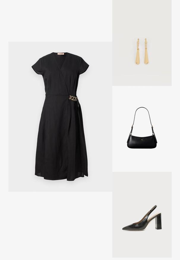 Zwarte wikkeljurk met korte mouwen, voorzien van een gouden gesp detail op de taille, gemaakt van lichtgewicht stof met een gladde textuur.; Zwarte leren slingback schoen met spits toelopend neusje, hoge blokhak en beige binnenvoering tegen een effen lichte achtergrond.; Zwarte leren mini schoudertas met een dun riempje en klein goudkleurig CK-logo aan de voorkant in het midden.; Oorbellen in goudkleur met glanzende, langgerekte druppelvormige hangers die aan kleine oorringen hangen, op een witte achtergrond.