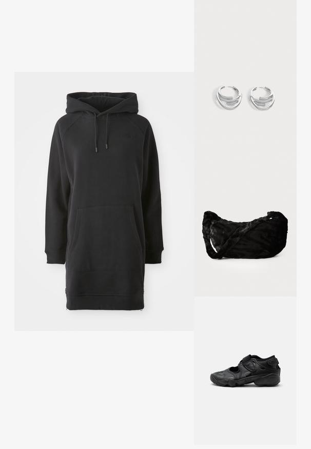 Schwarzes Kapuzenkleid mit Kängurutasche, gerippten Bündchen und verstellbaren Kordeln. Hergestellt aus weichem Stoff mit lockerer Passform.; Schwarze sportliche Sandale mit geschlossenem Zehenbereich, Klettverschlüssen am Mittelfuß und an der Ferse sowie einer dicken gepolsterten Sohle mit der Aufschrift „AIR“ an der Seite.; Schwarze Stofftasche mit einem strukturierten Wellenmuster, ausgestattet mit einem gedrehten Griff und runder Form. Weiches, plüschiges Material sorgt für ein angenehmes Gefühl.; Paar polierte silberne Creolen mit geschichtetem, gebogenem Stabdesign auf einem einfarbigen hellen Hintergrund.