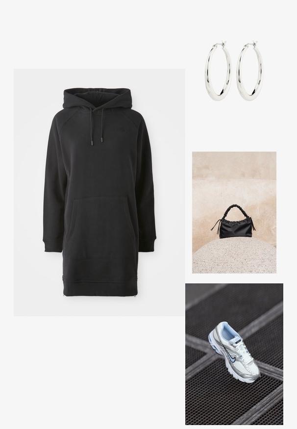 Zwarte hoodie jurk met een kangoeroezak, geribde manchetten en verstelbare veters. Gemaakt van zachte stof met een ontspannen pasvorm.; Witte mesh sport schoen met zilveren accenten, lichtblauwe stiksels en een zwart swoosh-logo. Heeft een gevoerde kraag en een gestructureerde zool.; Zwarte gerimpelde handtas met een samengevoegde handvat, rustend op een gestructureerde stenen bol tegen een beige betonnen muur.; Zilveren oorbellen in de vorm van een gladde, glanzende ring. Circulaire vorm, voorzien van een veilige sluiting. Eenvoudig en elegant ontwerp.