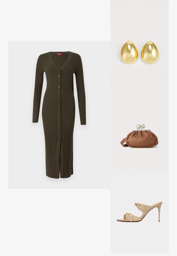 Lange, khaki geribde cardigan met een V-hals en lange mouwen, voorzien van bruine knopen die langs de voorkant lopen en een split aan de onderkant.; Beige open-toe hoge hak mule sandaal met twee gedraaide knoopbanden en een smalle naaldhak op witte achtergrond.; Bruine leren clutch met een zilveren balsluiting en een klein zilveren kettingdetail op een witte achtergrond.; Gouden studoorbellen met een gladde, gepolijste afwerking en een druppelvorm, die licht reflecteren voor een glanzende uitstraling.