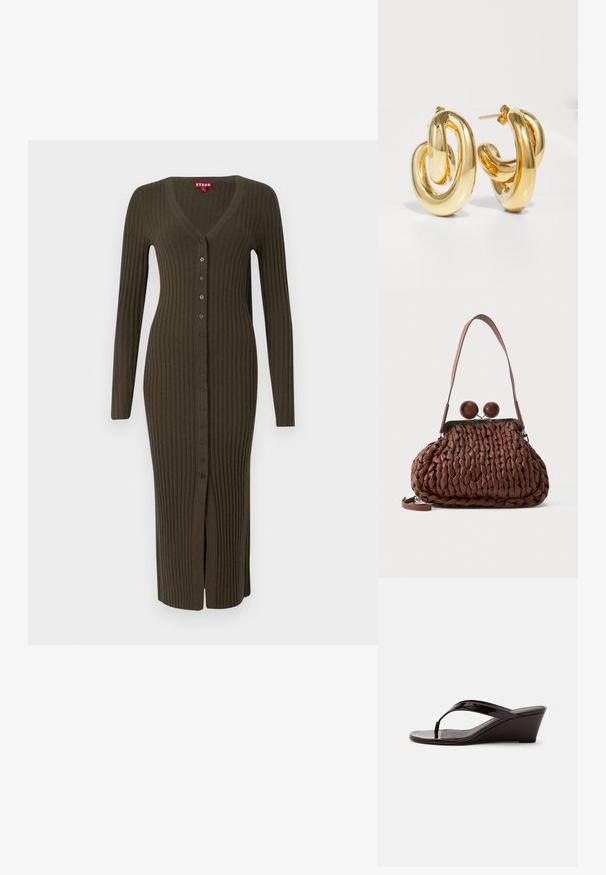 Lang, khaki ribbet cardigan med V-hals og lange ærmer, der har brune knapper langs forsiden og en slids i bunden.; Brun patentlæder kile-sandal med tåremme og åben tå, vist i sideprofil på en ensfarvet baggrund.; Brun flettet læderhåndtaske med en enkelt strop og to store runde trælukninger på toppen.; Charlotte Chesnais BO INITIAL BLOW - Øreringe - gold-coloured