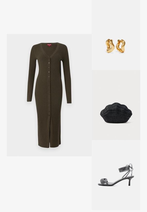 Cardigan long en rib cordé khaki avec un col en V et des manches longues, doté de boutons marron sur le devant et d'une fente en bas.; Sandale à talon en cuir gris avec une bride nouée sur les orteils et des lacets enroulants autour de la cheville, sur un talon moyen et fin, sur fond blanc.; Sac à main en osier noir en forme de coquille Saint-Jacques avec un dessus courbé et une texture tressée sur un fond uni.; Boucles d'oreilles en forme de créoles dorées avec un design ondulé, présentant une surface lisse et brillante ainsi qu'une forme élégante. Sans fermoirs visibles.