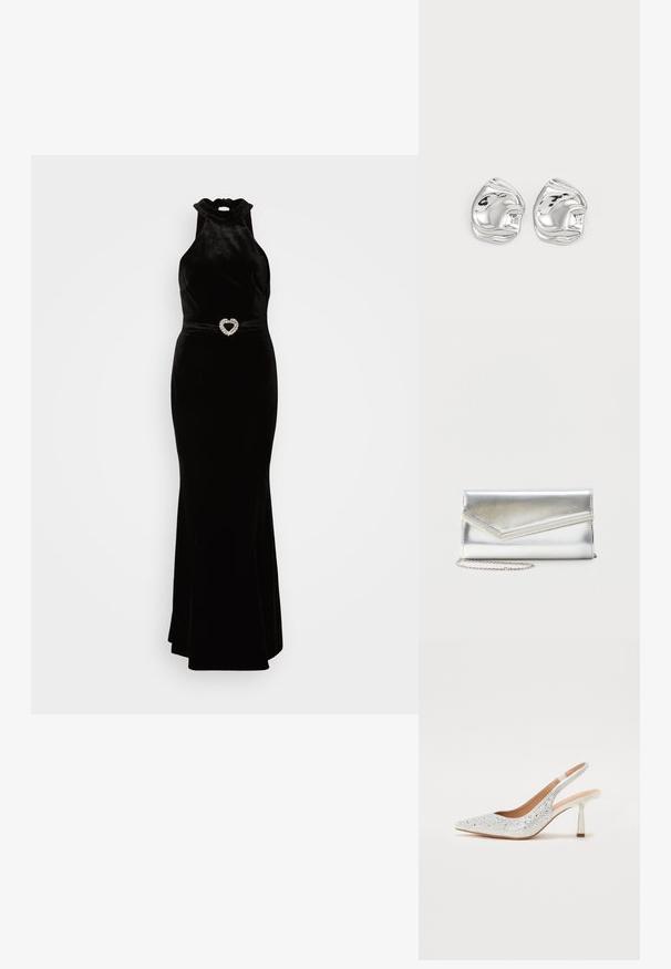 Vestido de terciopelo negro con cuello halter alto y silueta ajustada, que presenta un detalle de cinturón con forma de corazón en strass. Textura suave.; Zapato de tacón alto color plata con tirante trasero, con punta afilada, adornado con rhinestones, presenta un tacón metálico y una textura interior suave.; Bolso clutch plateado brillante con solapa de estilo sobre y adorno decorativo, pequeña correa de cadena plateada, sobre fondo liso claro.; Pendientes de studs en forma abstracta de plata con un acabado pulido, que presentan curvas suaves y contornos sutiles. Sin patrones o acentos visibles.