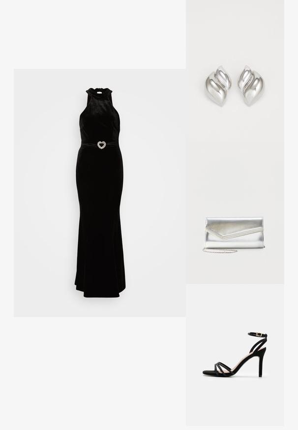 Vestido de terciopelo negro con cuello halter alto y silueta ajustada, que presenta un detalle de cinturón con forma de corazón en strass. Textura suave.; Anna Field Sandalias - black; Bolso clutch plateado brillante con solapa de estilo sobre y adorno decorativo, pequeña correa de cadena plateada, sobre fondo liso claro.; Pendientes de plata con una forma orgánica y abstracta. Superficie lisa y brillante con un diseño cónico. Presentan suaves curvas y un detalle de línea central.