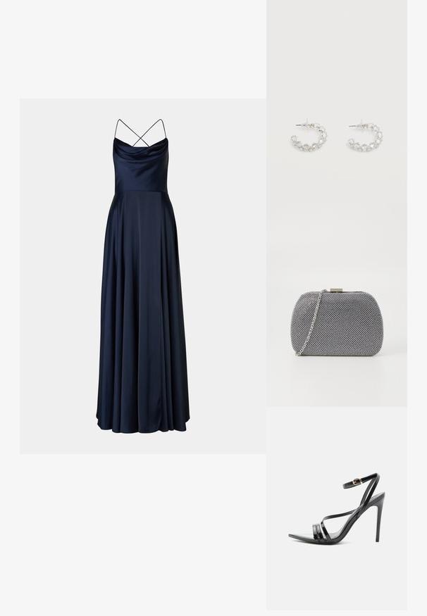 Marineblauwe satijnen avondjurk met een cowl-nek, dunne kruislingse bandjes en een vloeiende, volle rok. Gladde textuur en elegante silhouet.; Zwarte sandaal met hoge hak en dunne bandjes over de tenen en om de enkel, met een gouden gesp op een slanke naaldhak.; Zwart-witte textuur clutch tas met een ronde vorm, zilveren kettingband en een metalen sluiting aan de bovenkant.; Zilveren oorringen met open ronde vorm, bezet met heldere gefacetteerde kristallen, met postbevestigingen en transparante oorstoppers op een witte achtergrond.