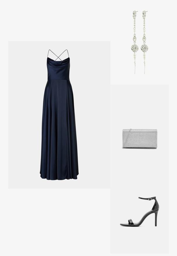 Marineblauwe satijnen avondjurk met een cowl-nek, dunne kruislingse bandjes en een vloeiende, volle rok. Gladde textuur en elegante silhouet.; Zwarte gepatineerde leren hoge hak sandalen met een slanke enkelband, open teen, minimalistisch ontwerp en een gladde, glanzende afwerking.; Zilveren metallic clutch met een geweven gaasontwerp, rechthoekige vorm en een kettingriem om mee te dragen. Gladde textuur en gepolijste afwerking.; Lange zilveren oorbellen met gestructureerde ronde kralen, nep-parels en heldere edelsteendetails, met een delicaat kettinkje.