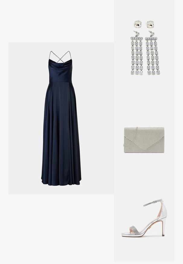 Marineblauwe satijnen avondjurk met een cowl-nek, dunne kruislingse bandjes en een vloeiende, volle rok. Gladde textuur en elegante silhouet.; Zilveren hoge hak sandaal met glanzend lakleren bovenkant, gestructureerde rhinestone-band, verstelbare enkelband en een vierkante open teen ontwerp.; Metalen zilveren clutch met een envelopontwerp, verrijkt met een gestructureerd patroon, voorzien van een afneembare kettinghengsel.; Kruisdruppel oorbellen met hardware in zilvertint, gekenmerkt door een vierkante stud en watervallen van rechthoekige en octagonale kristallen.