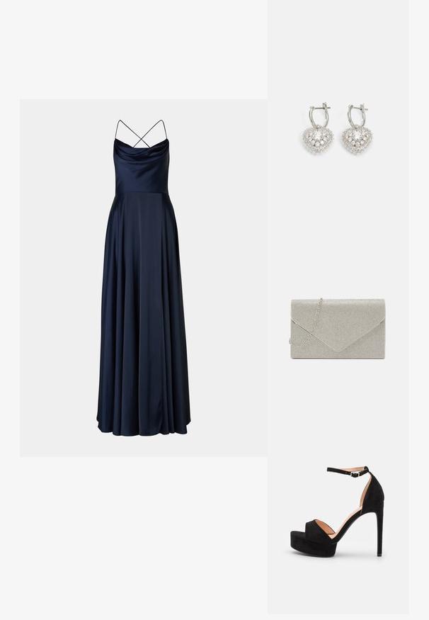 Navy satin iltapuku, jossa on laskostettu pääntie, ohuet ristikkäiset olkaimet ja lentävä, täyspitkä hame. Suuri sileä rakenne ja elegantti siluetti.; Musta nubuck-korkokenkä, jossa on korkea korko ja alusta, nilkkahihna hopeisella varusteella, avoin varvassuunnittelu ja sileä pinta.; Metallic hopeinen clutch-laukku, jossa on kirjekuoren muotoilu ja tekstuurinen kuvio, varustettuna irrotettavalla ketjuhihnalla.; Hopeaset hopeamuotoiset korvakorut, joissa on ryhmä kristallisivellin, ja joissa on renkaat ja kiiltävä viimeistely.