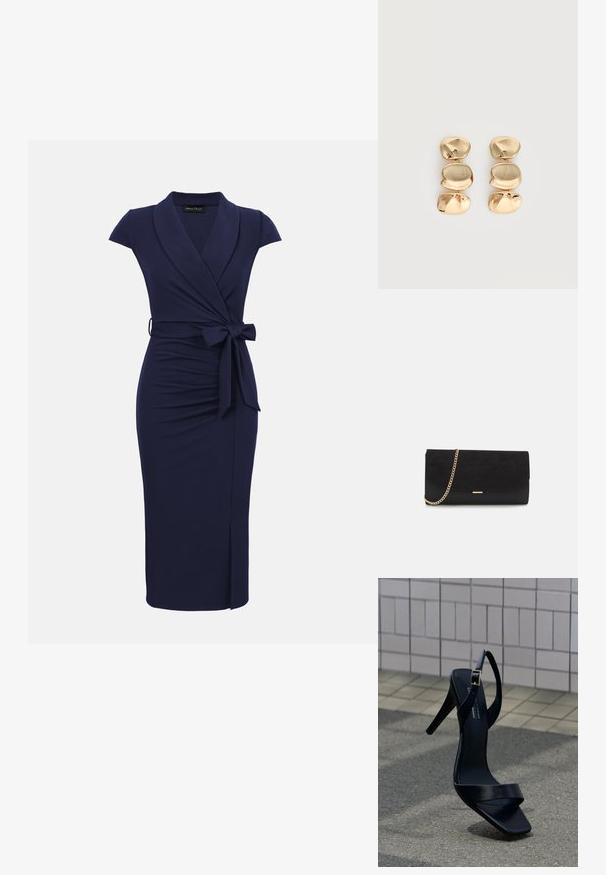 Robe portefeuille bleu marine longueur genou avec manches courtes, col châle, nœud latéral et fente discrète à l'avant.; Sandale noire à talon haut avec bride à la cheville et bout carré, posée sur le pavé devant un mur carrelé.; Porte-monnaie noir en daim avec une finition texturée, doté d'une chaîne dorée et d'un design épuré et angulaire.; Boucles d’oreilles pendantes ton or avec trois segments irréguliers, lisses et arrondis empilés verticalement sur un fond clair uni.