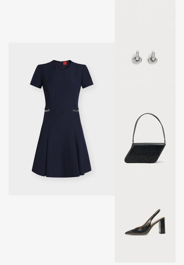 Robe bleu marine à manches courtes avec encolure ronde, taille ajustée mise en valeur par de petits détails de chaînes argentées et jupe évasée.; Chaussure slingback en cuir noir à bout pointu avec un talon bloc haut et une doublure intérieure beige sur un fond clair uni.; Sac d'épaule en cuir noir de forme triangulaire, avec un logo embossé et une seule bandoulière réglable. Design minimaliste avec une texture lisse.; Paire de petites boucles d'oreilles créoles argentées brillantes avec une base ronde, présentées sur un fond clair uni.