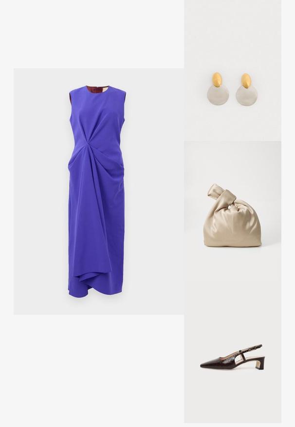 Mouwloze paarse midi-jurk met asymmetrische gedrapeerde plooien die vanaf de taille beginnen, met een ronde halslijn en een aansluitende silhouet.; Donkerbruine slingback schoen van krokodillenleer met een puntige neus, lage blokhak en verstelbare gouden gesp.; Beige satijnen tas met geknoopte bovenkant, met een zachte, gladde textuur en een ronde vorm, ontworpen om simpel en elegant te zijn.; Gouden en zilveren metalen oorbellen met een ronde schijfbasis en een ovale bovenstuk, gladde textuur en gepolijste afwerking.