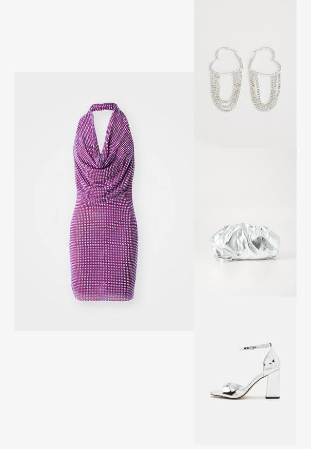 Vestido morado de cuello halter con frente drapeado y patrón de lentejuelas por toda la prenda. Silueta ajustada con una textura suave. Largo corto.; Sandalia de tacón alto plateada con tacón cuadrado, punta al aire y tira en el tobillo. Presenta un acabado de charol brillante y una plantilla acolchada.; Bolso de mano plateado metálico con un cuerpo suave y fruncido y una correa de hombro delgada. Presenta una textura suave y brillante y una forma redondeada.; Pendientes de aro plateados en forma de corazón, con hebras en cascada de strass transparentes que aportan un brillo y textura adicionales.