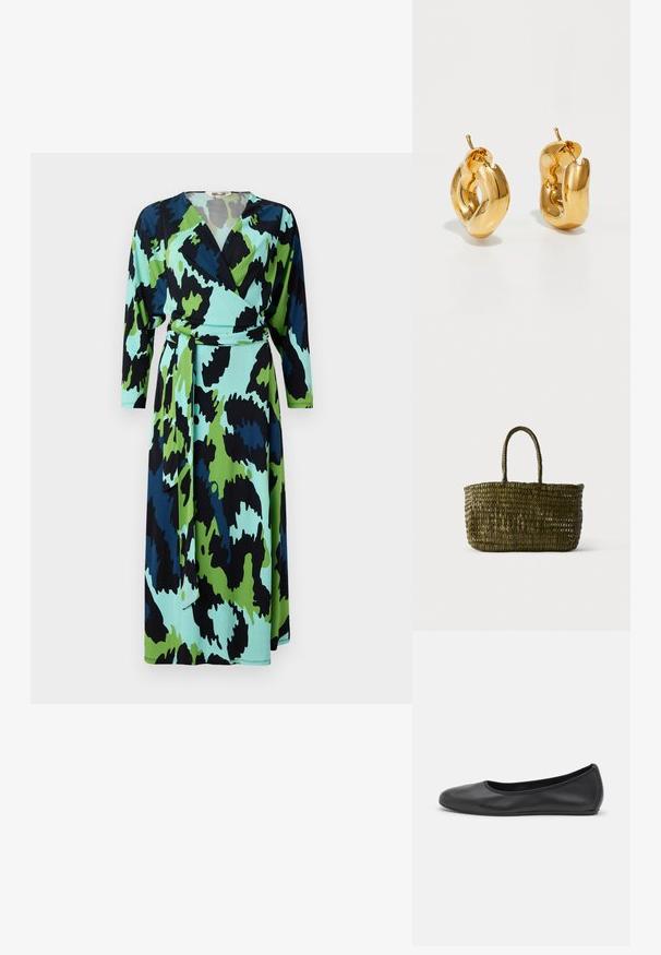 Robe portefeuille avec un imprimé audacieux présentant des motifs abstraits verts, bleus et noirs. Fabriquée en tissu doux avec des manches longues et une ceinture à nouer.; Ballerines en cuir noir avec un bout rond, texture lisse, détails de couture minimalistes et design de semelle flexible.; Sac cabas tissé vert olive avec deux poignées arrondies sur un fond clair uni.; Boucles d'oreilles créoles en or massif avec un design tubulaire légèrement tordu et des fermoirs à tige sur un fond blanc.