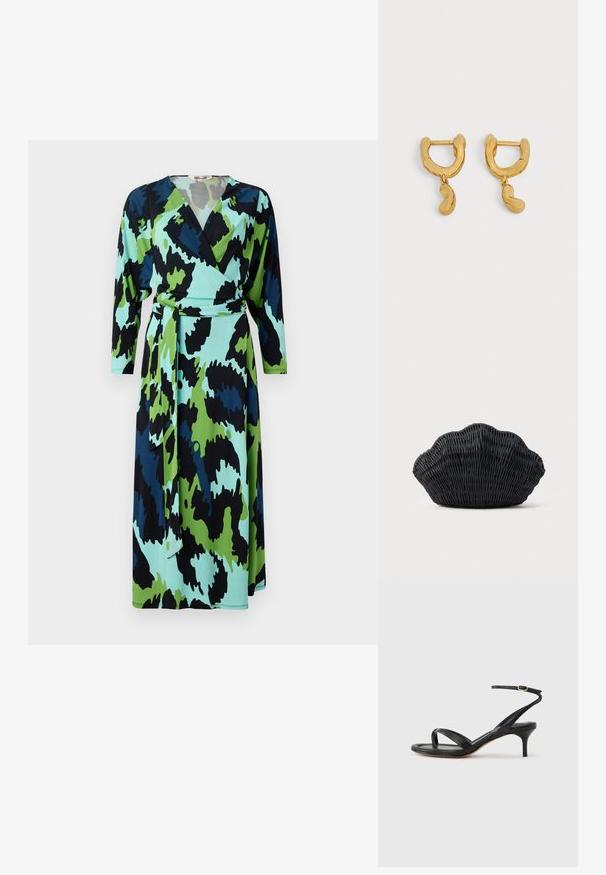 Wikkeljurk in een gedurfde print met groene, blauwe en zwarte abstracte patronen. Gemaakt van zachte stof met lange mouwen en een strikceintuur.; Zwarte leren dames sandaal met dunne bandjes, een teengreep, een enkelgesp en een stilettohak van gemiddelde hoogte op een neutrale achtergrond.; Zwarte gevlochten handtas in de vorm van een sint-jakobsschelp met een gebogen bovenkant en een geweven textuur op een effen achtergrond.; Een paar kleine oorbellen in goudkleurige ringvorm met onregelmatige boonvormige hangers die aan elke ring hangen op een neutrale achtergrond.