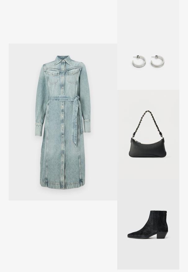Denim shirtjurk in lichtblauw met een knoopsluiting aan de voorkant, twee borstzakken en een bijpassende riem. Lange mouwen en een recht silhouet.; Zwarte enkelboot met een spitse neus, textuur die lijkt op haar, ribbelpaneel aan de zijkant en een lage blokhak. Eenvoudig en modern ontwerp.; Zwarte lederen schoudertas met een gebogen rechthoekige vorm, gouden ketting verweven in een gevlochten zwarte band, en een ritssluiting bovenop.; Zilveren oorringen met een gladde oppervlakte en een rij kleine heldere stenen langs de onderrand, met een achterkant met een knop.