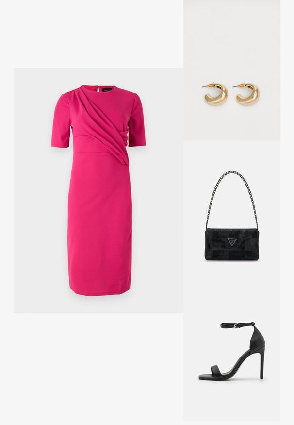 Fuchsia kjole lavet af glat stof, med korte ærmer, rund halsudskæring og draperede detaljer over livet.; Sort højhælet sandal med et sleek design, der har en ankelrem, åben tå og glat lædertekstur.; Sort perlehandtaske med en tekstureret overflade, der har en kædestropp og et trekantet logo-plakette på fronten. Kompakt rektangulær form.; To skinnende guldøreringe i et buet design med orange accenter nær stikket, sat mod en enkel hvid baggrund.