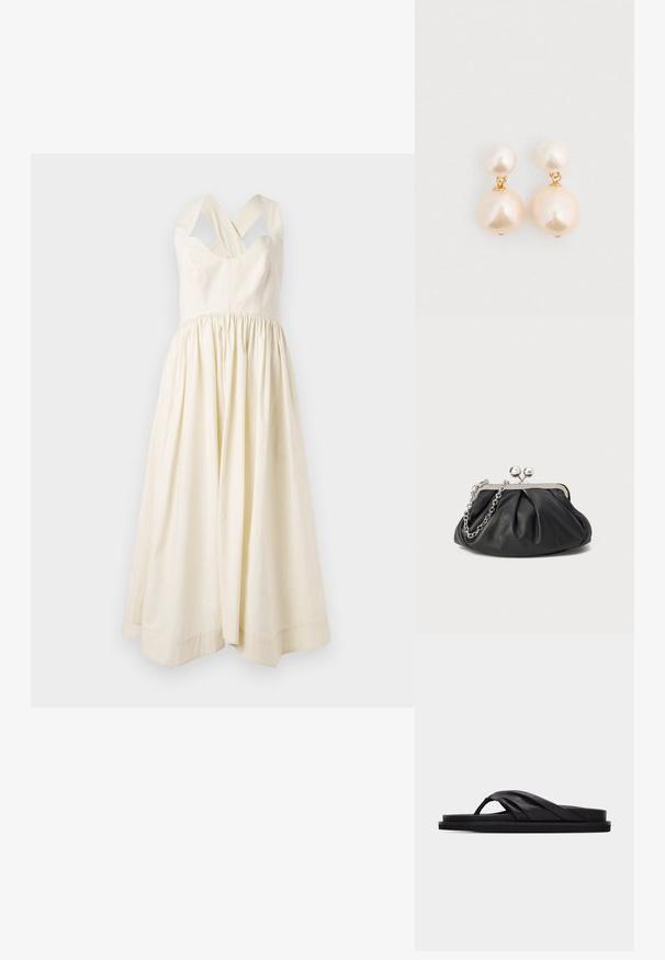 Cremefarbenes Baumwollkleid mit tailliertem Oberteil und einem gerafften, fließenden Rock. Verfügt über breite überkreuzte Schulterträger und ein einfaches Design.; Schwarze flache Sandale mit gepolsterter Kreuzriemen und Zehensteg, minimalistisches Design vor schlichtem hellgrauen Hintergrund.; Schwarze Leder-Clutch mit geraffter Textur, silberfarbener Metallrahmen, Druckverschluss und Kettenriemen. Glatte, weiche Oberfläche.; Perlenohrringe mit zwei strukturierten, elfenbeinfarbenen Perlen in abgestuften Größen, verbunden durch goldfarbenes Metall. Glatte, glänzende Oberfläche.