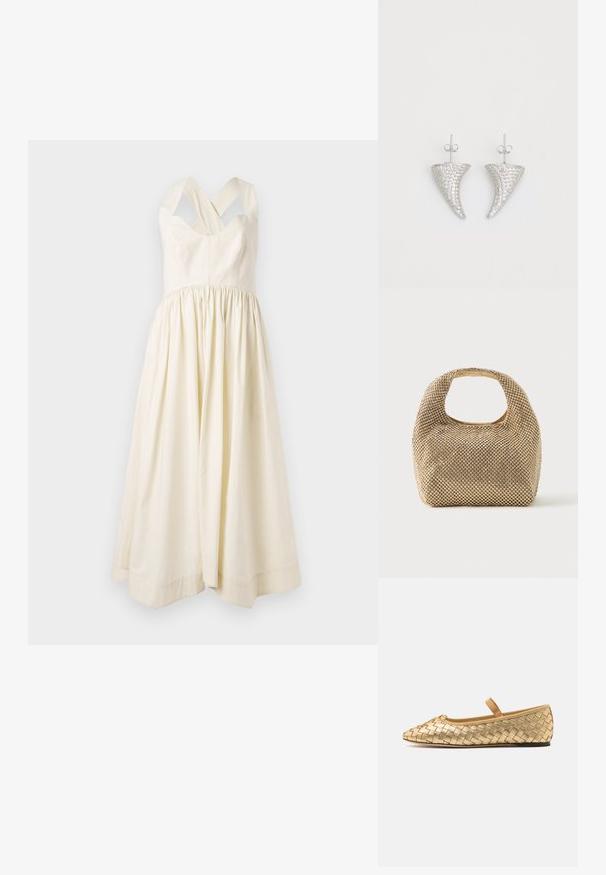 Cremefarbenes Baumwollkleid mit tailliertem Oberteil und einem gerafften, fließenden Rock. Verfügt über breite überkreuzte Schulterträger und ein einfaches Design.; Loeffler Randall LEONIE SOFT BALLET FLAT - Riemchenballerina - gold; Kleine Handtasche in Gold-Ton, bedeckt mit glänzenden runden Nieten, mit kurzem Griff und rechteckigem Ausschnitt oben.; Silberne, hornförmige Ohrringe, besetzt mit kleinen klaren Steinen, mit einem Steckverschluss zur Befestigung. Glatte Textur und metallisches Finish.