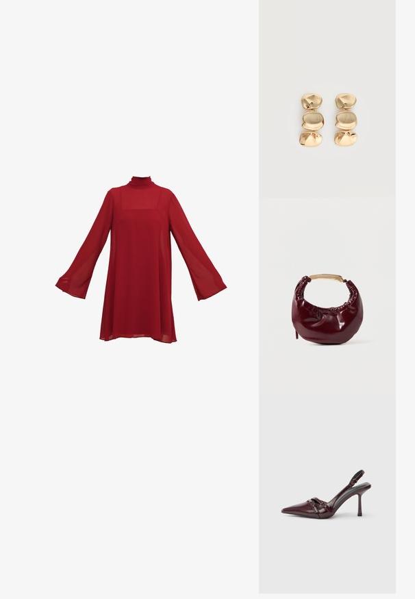 Robe en chiffon rouge avec de longues manches cloche et un col haut. Silhouette fluide et ample avec un décolleté carré et une texture transparente.; Escarpin slingback en cuir verni bordeaux avec bout pointu, fine bride à la cheville et petit détail décoratif de boucle. Texture lisse et talon haut.; Sac à main en simili cuir bordeaux avec une forme arrondie, des détails froncés et une anse en métal doré. Texture lisse et finition brillante.; Boucles d’oreilles pendantes ton or avec trois segments irréguliers, lisses et arrondis empilés verticalement sur un fond clair uni.