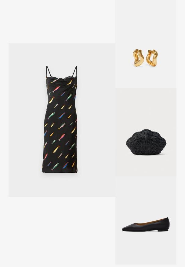 Robe noire sans manches avec un col drapé, fabriquée en tissu lisse. Présente un imprimé de poissons colorés sur l'ensemble et une finition en dentelle au niveau du col.; Chaussure plate en cuir noir à bout pointu avec talon bas et finition lisse, vue de côté sur un fond gris clair.; Sac à main en osier noir en forme de coquille Saint-Jacques avec un dessus courbé et une texture tressée sur un fond uni.; Boucles d'oreilles en forme de créoles dorées avec un design ondulé, présentant une surface lisse et brillante ainsi qu'une forme élégante. Sans fermoirs visibles.
