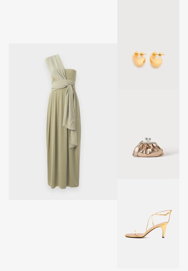 Robe midi à une épaule en vert olive, avec un tissu drapé et une taille enveloppée. Texture lisse avec un design fluide.; Sandale à talons hauts dorée avec fines lanières et une fine boucle à la cheville sur un fond gris clair.; Petit sac pochette métallique dorée avec fermoir argenté et chaîne sur un fond clair uni.; Paire de petites boucles d'oreilles clous épaisses en métal doré avec des formes lisses, courbes et abstraites sur un fond clair.