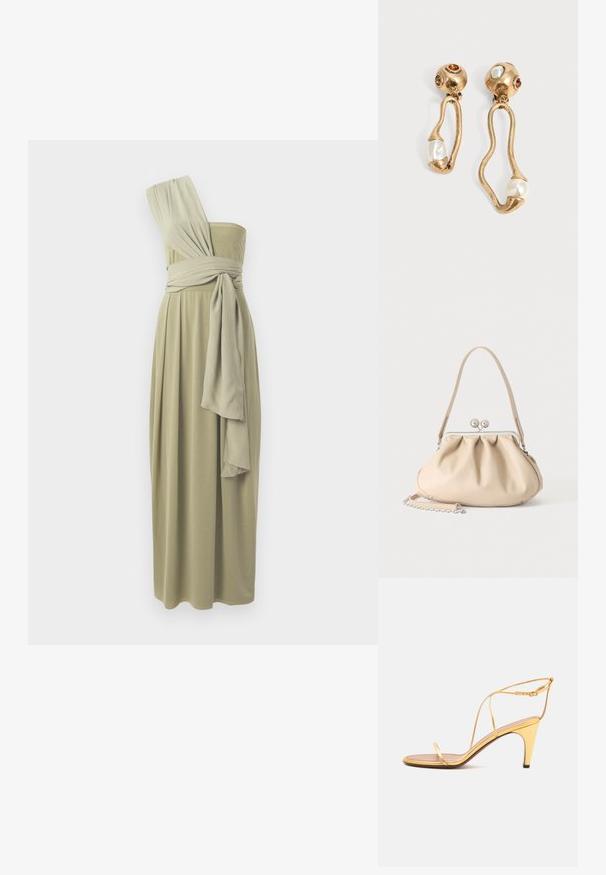 Olijfgroen midi-jurk met één schouder, voorzien van gedrapeerde stof en een gewikkelde taille. Zachte textuur met een vloeiend ontwerp.; Gouden sandaal met hoge hak, dunne bandjes en een smalle enkelsluiting op een lichtgrijze achtergrond.; Beige zachte leren handtas met een zilveren metalen frame sluiting, een enkele schouderriem en een optionele kettingriem op een witte achtergrond.; Goudkleurige oorbellen met onregelmatige open vormen, elk met een parel aan de onderkant en edelsteendetails op de ronde stekers.