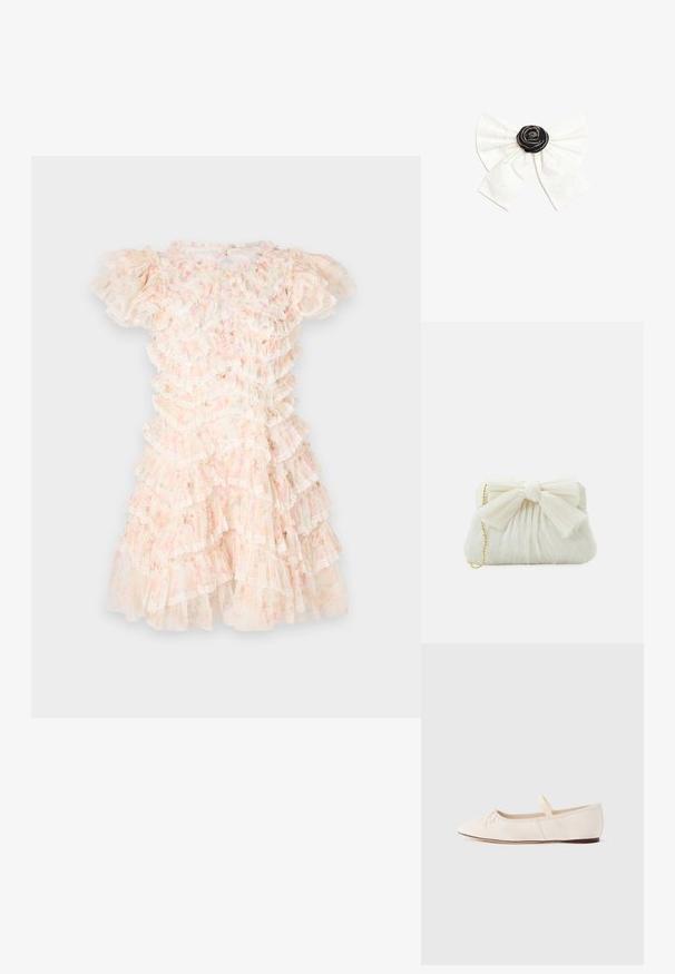 Blumendruckkleid in Pastellrosa und Creme, mit geschichteten Rüschen und Spitzenakzenten. Kurze Puffärmel und runder Ausschnitt.; Ballerinas mit einem hellbeigen Obermaterial aus Wildleder, spitzer Zehenpartie und einem dünnen elastischen Riemen über dem Spann. Flache Sohle mit minimalem Gummiakzent.; Weißes, gefaltetes Clutch-Case mit einem auffälligen Schleifendetail und einem goldenen Kettenriemen. Weiche Textur mit einem gerafften Design auf der Vorderseite.; Weiße Stoffschleife mit schwarzem Rosettenzentrum, verziert mit kleinen silbernen Perlen auf einfachem weißem Hintergrund.