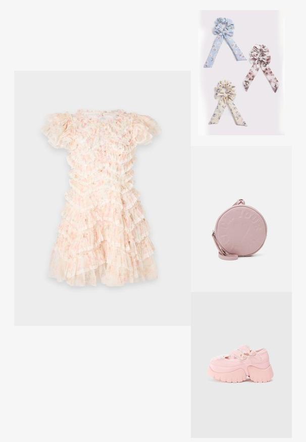 Blumendruckkleid in Pastellrosa und Creme, mit geschichteten Rüschen und Spitzenakzenten. Kurze Puffärmel und runder Ausschnitt.; Fette Plattform-Pinkschuhe mit doppelten herzförmigen Schnallen, Spitzenbesatz und dickem skulptiertem Absatz vor einem schlichten weißen Hintergrund.; Runde rosa Ledertasche mit eingeprägtem Text und Herzdesign, ausgestattet mit einem abnehmbaren Träger und glatter Textur.; Drei Stoffhaaraccessoires: hellblau mit Blumenmuster, sanft beige mit Blumen und rosa mit floralen Designs, jeweils mit Bandschwänzen.