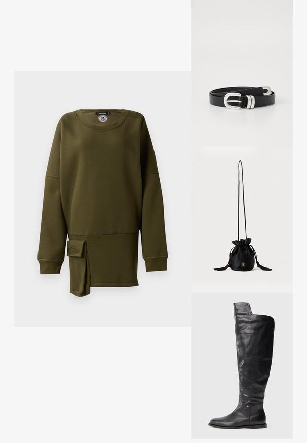 Olijfgroene sweatshirt, zachte stof, ronde hals, lange mouwen, zijsplit met stoffen accent, geborduurd logo-detail aan de onderkant voor.; Zwarte leren kniehoge laars met platte zool en een iets bredere bovenkant met een asymmetrische snit aan de buitenkant.; Zwarte bucketbag met trekkoord, lange dunne band en klein goudkleurig vierkant logo aan de voorkant, weergegeven tegen een eenvoudige achtergrond.; Zwarte leren riem met een zilverkleurige dubbele gesp. Gladde textuur, platte vorm, voorzien van gaatjes voor aanpassing en een slank ontwerp.