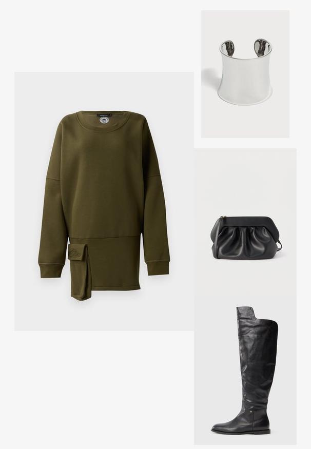 Olijfgroene sweatshirt, zachte stof, ronde hals, lange mouwen, zijsplit met stoffen accent, geborduurd logo-detail aan de onderkant voor.; Zwarte leren kniehoge laars met platte zool en een iets bredere bovenkant met een asymmetrische snit aan de buitenkant.; Zwarte leren clutch met een gestructureerd frame, geplooide details en een smalle polsband, op een witte achtergrond.; Brede gepolijste zilveren manchetarmband met een open achterkant en gladde gebogen randen op een witte achtergrond.