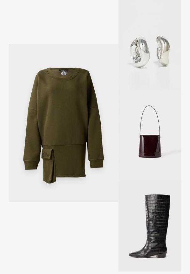 Oliven grøn sweatshirt, blødt materiale, crew neckline, lange ærmer, sidesplit med stofdetalje, broderet logo på den nederste front.; Sorte læder knæhøje støvler med krokodilleskindsstruktur, spids tå og lav blokhælar. Har subtil branding nær anklen.; Mørkebrun blank spandtaske med lang tynd rem og minimal synlig syning på en lys baggrund.; Sølvskulpturelle øreringe med glatte, buede former og reflekterende overflader. Har et lukket hoop-design og en markant organisk form.