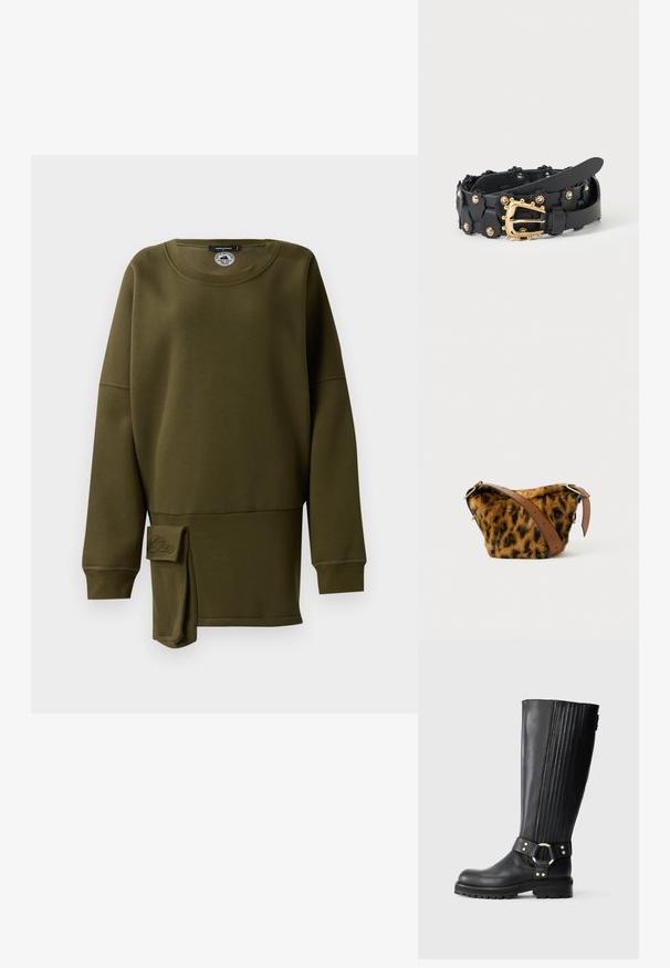 Olijfgroene sweatshirt, zachte stof, ronde hals, lange mouwen, zijsplit met stoffen accent, geborduurd logo-detail aan de onderkant voor.; Zwarte leren kniehoge laars met elastische ribbel, profielzool en decoratieve band met goudkleurige metalen ring en klinknagels.; Zebra-print nep-bont tas met een bruine leren schouderriem, met een ronde vorm en gouden hardware accenten.; Zwarte leren riem met kleine bloemvormige uitsnijdingen, gouden studs en een decoratieve gouden gesp met afgeronde studs, opgerold op een witte ondergrond.