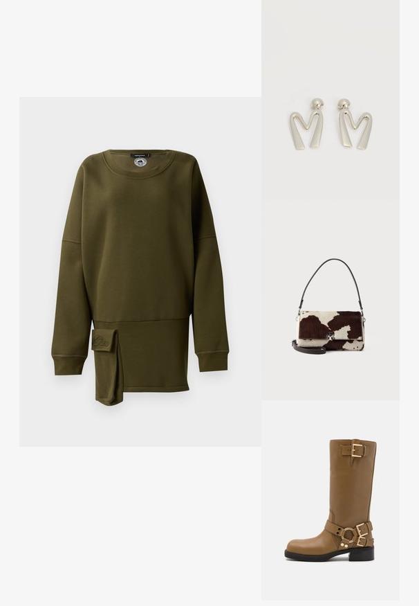 Olijfgroene sweatshirt, zachte stof, ronde hals, lange mouwen, zijsplit met stoffen accent, geborduurd logo-detail aan de onderkant voor.; Bruine leren laarzen tot de knie met een ronde neus, twee decoratieve gespen aan de bovenkant en bij de enkel, en een lichte blokhak.; Kleine rechthoekige handtas met bruin-witte koeienprint, voorzien van een zilveren gesp en een dunne, donkere schouderriem.; Paar zilverkleurige metalen oorbellen in de vorm van een hoekige letter M met afgeronde stekers op een witte achtergrond.