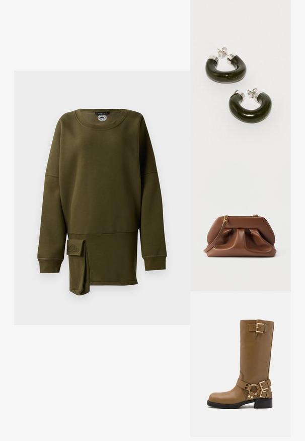 Sudadera verde oliva, material suave, cuello redondo, mangas largas, abertura lateral con acento de tela, detalle de logo bordado en la parte inferior delantera.; Bota de cuero marrón hasta la rodilla con punta redondeada, dos hebillas decorativas en la parte superior y en el tobillo, y un ligero tacón cuadrado.; Bolso de mano de cuero marrón con diseño fruncido, herrajes de tono dorado y correa de muñeca desmontable sobre un fondo blanco.; Pendientes de aro verde oscuro hechos de un material brillante, con acentos metálicos en tono plateado en la parte superior y un acabado pulido.