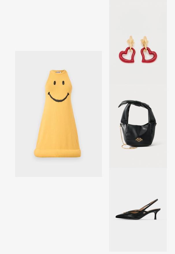 Robe en tricot jaune sans manches avec un smiley noir brodé sur le devant et un ourlet roulé, étiquette de la marque Moschino visible à l'intérieur du col.; Chaussure slingback en cuir noir à bout pointu, petit talon kitten et détail boucle dorée à l'avant.; Sac à main Love Moschino en cuir noir souple avec poignée nouée et bandoulière chaîne dorée sur fond blanc.; Boucles d'oreilles en forme de cœur rouge avec une finition brillante, dotées de crochets en métal ton or et d'un design creux. Style léger et ludique.