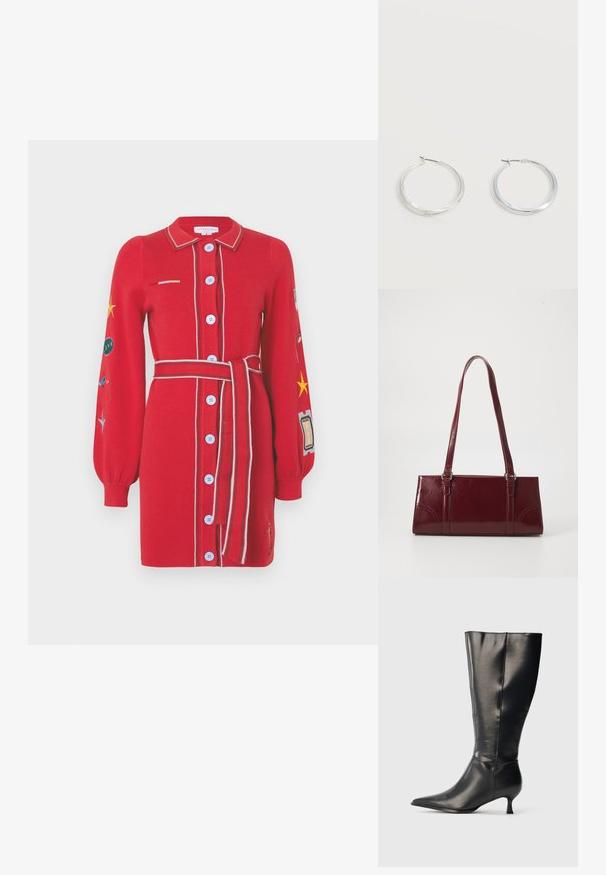 Robe en tricot rouge avec fermeture à boutons, manches longues, col rayé et ceinture à la taille. Présente des motifs brodés et des boutons bleus contrastants.; Botte en cuir noire montant jusqu'au genou, avec un bout pointu et un petit talon bas, présentée sur un fond clair uni.; Sac à main bordeaux en matériau brillant, de forme rectangulaire, avec deux anses et des accents légèrement courbés à l'avant.; Boucles d’oreilles créoles en métal argenté avec une surface lisse légèrement incurvée et des fermoirs à clapet sur un fond blanc uni.