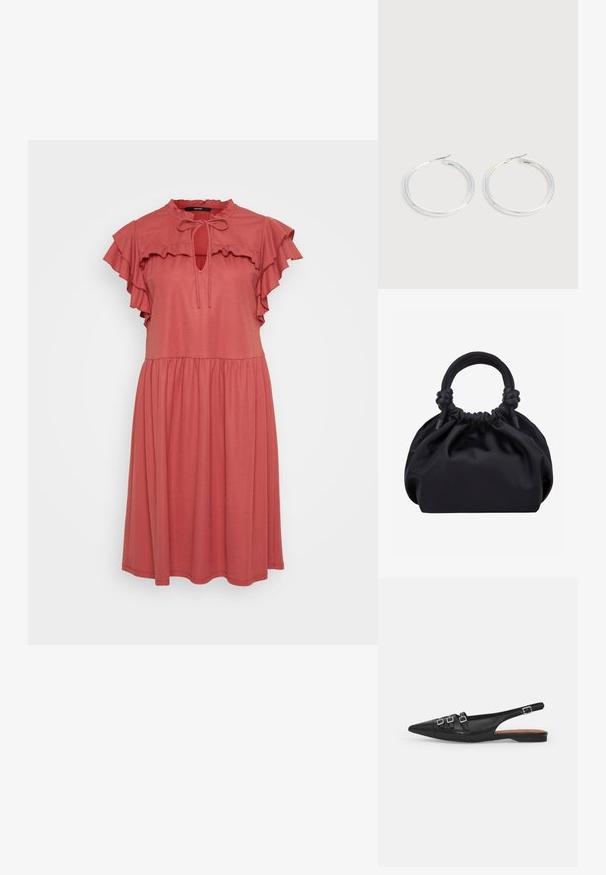 Vestido color coral hecho de una tela suave, con mangas cortas rizadas, un lazo en el cuello y una silueta relajada y fluida.; Zapato plano slingback de cuero negro con puntera puntiaguda, que presenta dos correas horizontales y hebillas plateadas cuadradas, tacón bajo y textura suave.; Bolso de mano de tela negra suave con parte superior fruncida y asas acolchadas circulares atadas con nudos a cada lado.; Pareja de pendientes de aro plateados brillantes con cierres de alambre delgado, mostrados sobre un fondo gris claro.