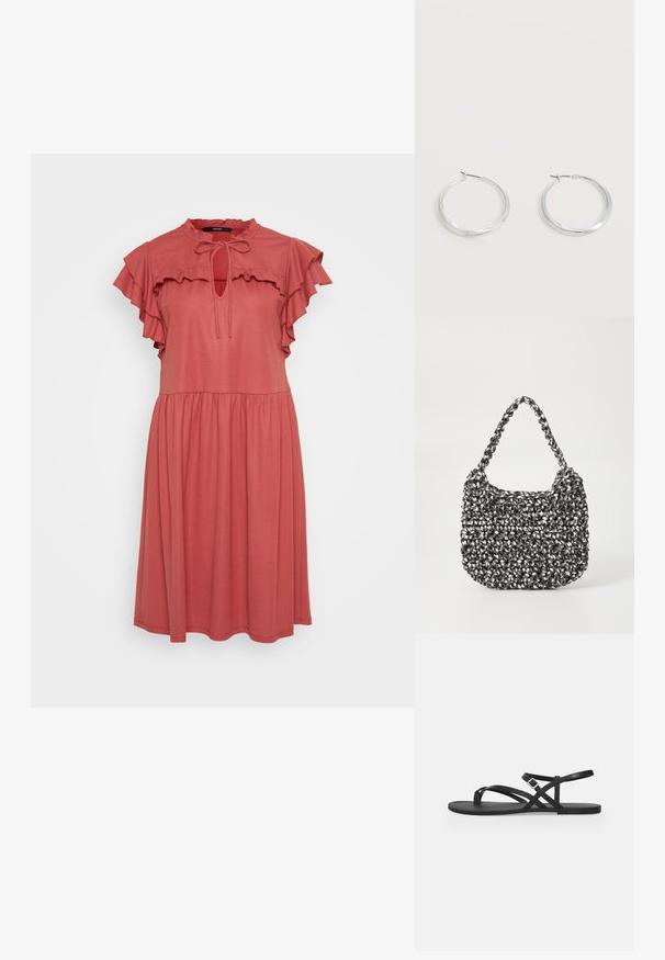 Vestido color coral hecho de una tela suave, con mangas cortas rizadas, un lazo en el cuello y una silueta relajada y fluida.; Sandalia plana negra con tiras finas, lazo para el dedo del pie y correa ajustable con hebilla en el tobillo sobre un fondo gris claro liso.; Bolso de mano tejido en blanco y negro con forma redondeada, superficie texturizada y asa trenzada. Adecuado para uso casual.; Pendientes de aro de metal plateado con superficie lisa y ligeramente curvada y cierre de tipo mosquetón sobre un fondo blanco liso.